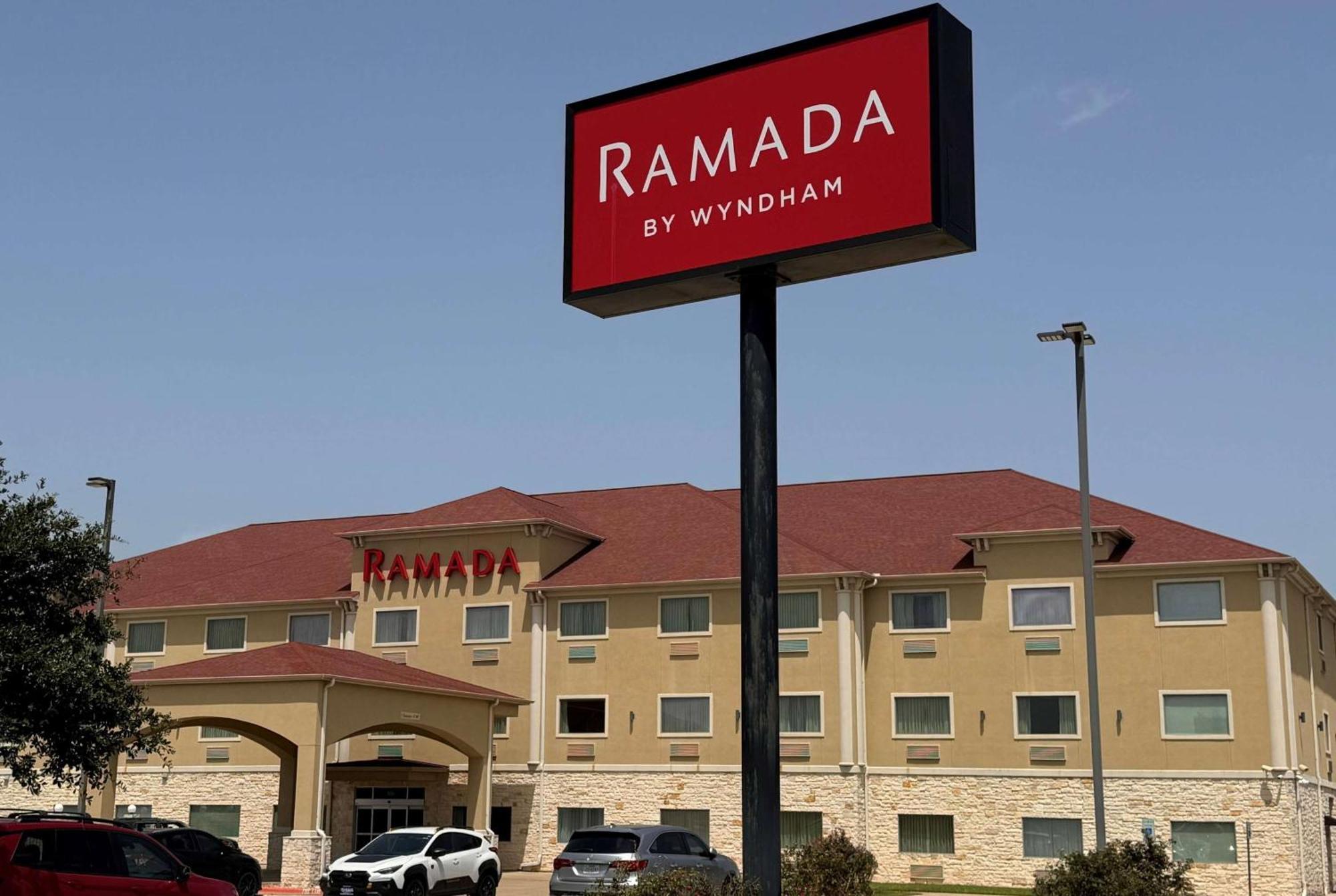 Отель Ramada By Wyndham Колледж-Стейшн Экстерьер фото